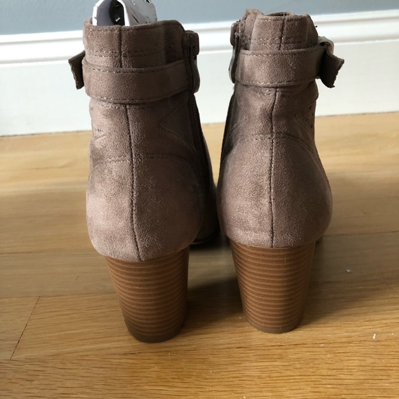 NWT Top Moda “The Nicole Bootie” Suede Ankle Booties in Taupe - Picture 5 of 7